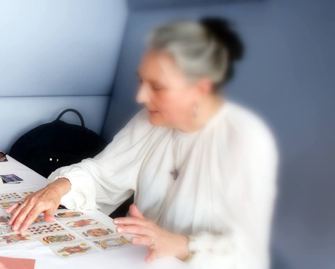 Céline du Miroir pendant un tirage de cartes